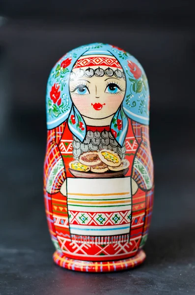 Rote Matrjoschka Traditionelles Russisches Souvenir Symbol Russlands Schwarzer Betonhintergrund — Stockfoto