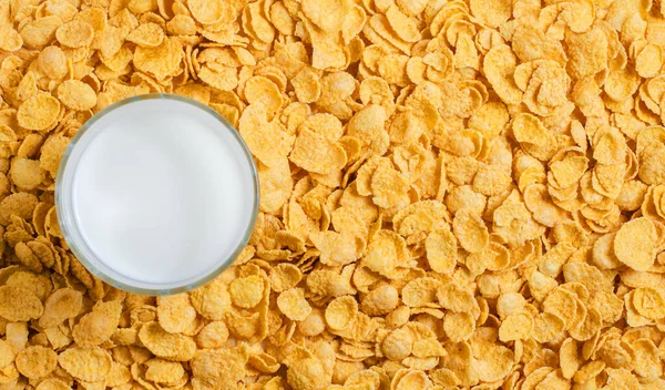 玉米片的黄色背景 牛奶在杯子里健康营养的早餐 复制空间 — 图库照片