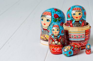 Beş kırmızı matryoshka. Geleneksel Rus oyuncağı. Uzayı kopyala Beyaz tahta arkaplan.