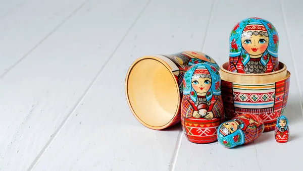 Pięć Czerwonych Matryoszek Tradycyjna Rosyjska Zabawka Odbiór Białe Drewniane Tło — Zdjęcie stockowe