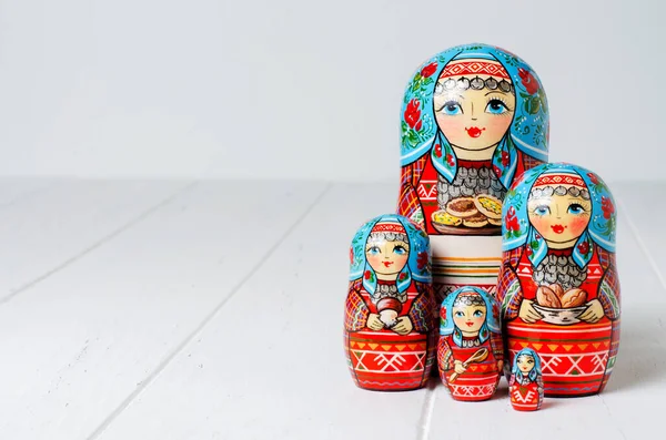 Pięć Czerwonych Matryoszek Tradycyjna Rosyjska Zabawka Odbiór Białe Drewniane Tło — Zdjęcie stockowe