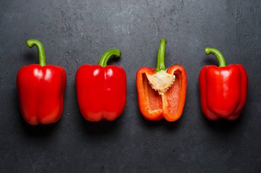 Siyah arka planda kırmızı biber. Paprika. Türleri capsicum annuum. Boşluğu kopyala.