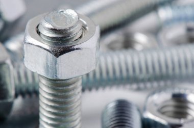 Metal cıvatalar ve fındıklar. Çalışmak ve tamir etmek için aletler. Makrofotoğrafçılık.