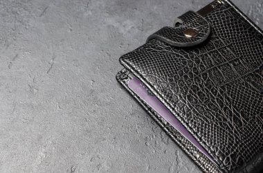 Siyah deri cüzdan. Koyu beton arka plan. Boşluğu kopyala