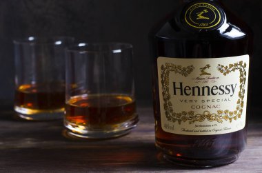 IZHEVSK, RUSSIA - 20 Temmuz 2020: Şişedeki Hennessy konyağı