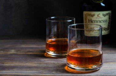 IZHEVSK, RUSSIA - 20 Temmuz 2020: şişedeki Hennessy konyağı. Boşluğu kopyala.