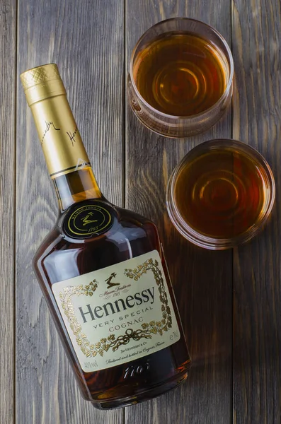 IZHEVSK, RUSSIA - 20 Temmuz 2020: şişedeki Hennessy konyağı. Ahşap arkaplan