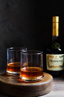 IZHEVSK, RUSSIA - 20 Temmuz 2020: şişedeki Hennessy konyağı. Boşluğu kopyala.