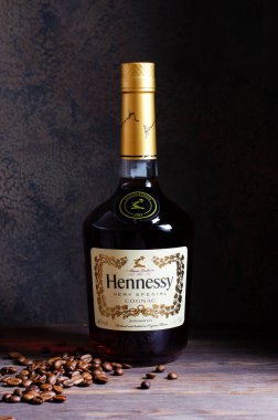 IZHEVSK, RUSSIA - 20 Temmuz 2020: Hennessy konyağı ve kahve çekirdekleri
