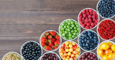 Yuvarlak tabakta bir çift böğürtlen. Kahverengi ahşap arka plan. Boşluğu kopyala.