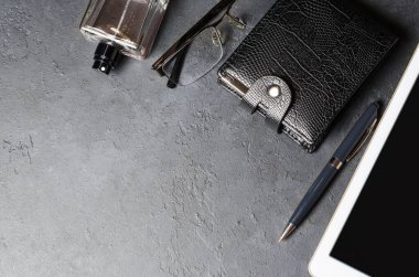 Siyah beton arka planda erkek aksesuarları ve tablet. Modern ve başarılı bir adamın imajı. Boşluğu kopyala