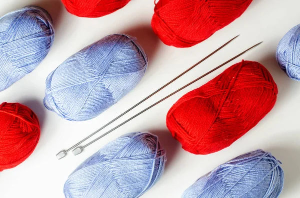 白色背景上的蓝色和红色纱线。针织-妇女刺绣. — 图库照片