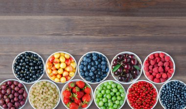 Yuvarlak tabakta bir çift böğürtlen. Kahverengi ahşap arka plan. Uzayı kopyala Düz üst görünüm.