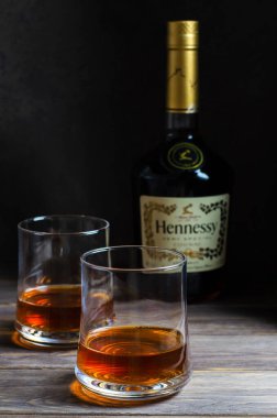 IZHEVSK, RUSSIA - 20 Temmuz 2020: şişedeki Hennessy konyağı. Boşluğu kopyala.