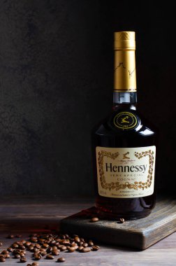IZHEVSK, RUSSIA - 20 Temmuz 2020: Hennessy konyağı ve kahve çekirdekleri. Boşluğu kopyala.