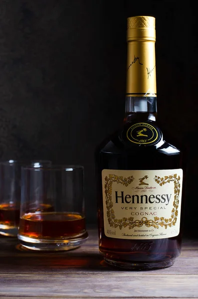 IZHEVSK, RUSSIA - 20 Temmuz 2020: şişedeki Hennessy konyağı. Boşluğu kopyala.