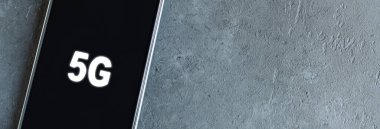 Siyah bir akıllı telefon ekranında 5G sembolü. Küresel yüksek hızlı ağ. Boşluğu kopyala.