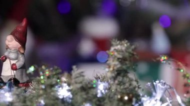 Renkli bulanık arka planda Noel gnome ailesi. Pürüzsüz kamera hareketi
