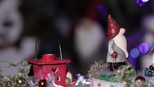 カラフルなぼやけた背景にクリスマスノーム家族 滑らかなカメラの動き スペースのコピー — ストック動画