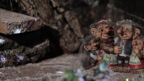 Fairytale Rodzina Elfów Trolli Tle Drewnianego Domu Migającymi Światłami Kompozycja — Wideo stockowe