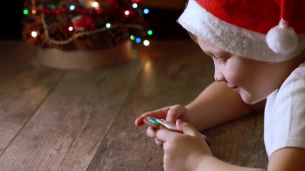 Carino Bambino Cappello Rosso Esamina Biscotti Pan Zenzero Natale — Video Stock