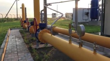 Gaz üretim ve işleme tesisi. Basınç göstergeleri ve vanaları olan boru hattı sistemi
