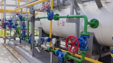 Gaz tankları, boru hatları, basınç göstergeleri ve vanalar. Gaz Üretim ve İşleme Tesisi
