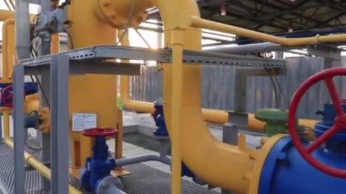 Gaz üretim ve işleme tesisi. Basınç göstergeleri ve vanaları olan boru hattı sistemi