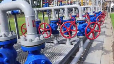 Gaz çıkarma ve işleme için tesisin vana ve boru sistemi