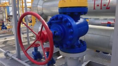 Doğal gaz üretim ve işleme tesisinde vana ve boru lama sistemi