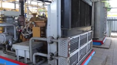 Gaz santralinde güçlü kompresör. Gazın sıkıştırılması ve boru hattı sistemine taşınması.