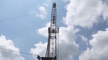 Petrol sahasında ham petrol üretimi için yeraltı sondaj kulesi. Petrol Sanayi