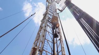 Teçhizatın kaldırma mekanizması metal boruyu yavaşça yerden kaldırır