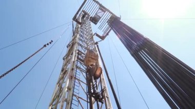 Teçhizatın kaldırma mekanizması metal boruyu yavaşça yerden kaldırır