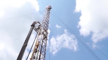 Petrol sahasında ham petrol üretimi için yeraltı sondaj kulesi. Petrol Sanayi