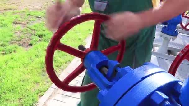 Les Mains Jeune Travailleur Caucasien Serrant Valve — Video