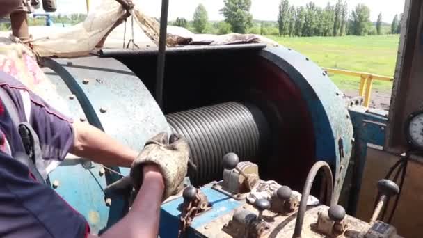 Trabalhador Petróleo Controla Equipamentos Plataforma — Vídeo de Stock