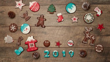 Renkli Noel zencefilli kurabiye ve numaraları 2019 karanlık