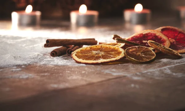 Коричные палочки, сушеные ломтики апельсина, грепфрута и лайма на — стоковое фото