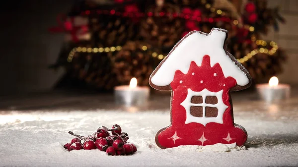 Пряничный домик и рябиновые ягоды. Снег, свечи и Рождество — стоковое фото