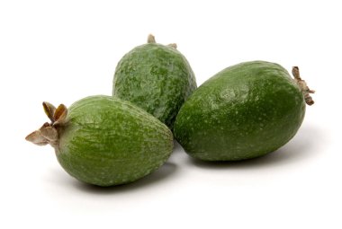 Beyaz arka planda yeşil Feijoa meyveler.