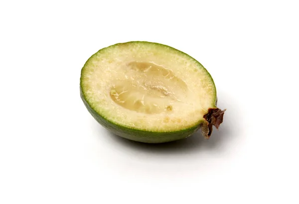 Groene Feijoa vruchten op witte achtergrond. — Stockfoto