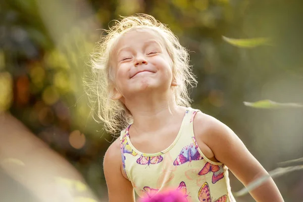 Piękna dziewczynka Blondynka uśmiecha się na kolorowym tle — Zdjęcie stockowe