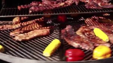 Barbekü. Domuz eti, sığır eti, mısır ve tatlı biber. Sokak yemekleri. Büyük sinemaplanı