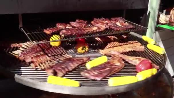 Grillen Schweinefleisch Rindfleisch Mais Und Paprika Streetfood Medium Kinoplan — Stockvideo