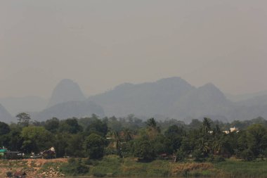 Mekong Nehri boyunca manzara Tayland'dan bakılır. Nakhon Phanom.Tayland asya tay tarafında Mekong Nehri Lao tarafı