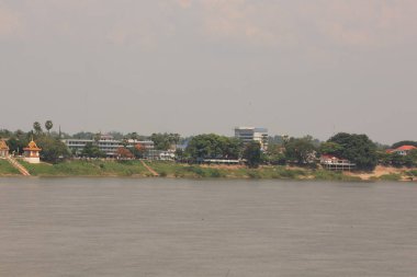 Mekong Nehri boyunca manzara Tayland'dan bakılır. Nakhon Phanom.Tayland asya tay tarafında Mekong Nehri Lao tarafı