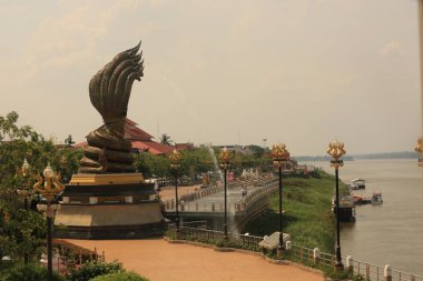 Nakhon Phanom Eyaleti'ndeki Mekong Nehri kıyısında naga heykeli. Naga Nakhon Phanom, Tayland asya at
