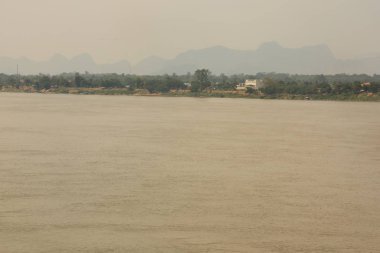 Mekong Nehri boyunca manzara Tayland'dan bakılır. Nakhon Phanom.Tayland asya tay tarafında Mekong Nehri Lao tarafı