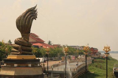 Nakhon Phanom Eyaleti'ndeki Mekong Nehri kıyısında naga heykeli. Naga Nakhon Phanom, Tayland asya at